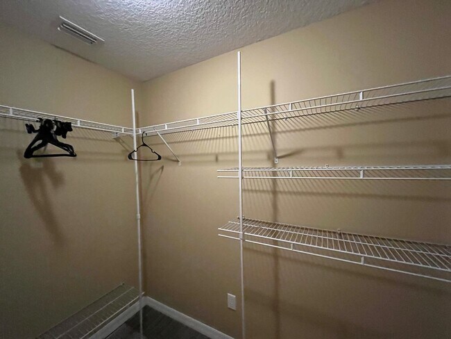 Building Photo - 3 Bedroom, 2 Bath home w/2 Car Garage on 5...