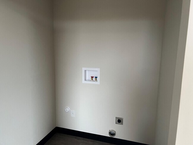 Building Photo - 104 E Market St