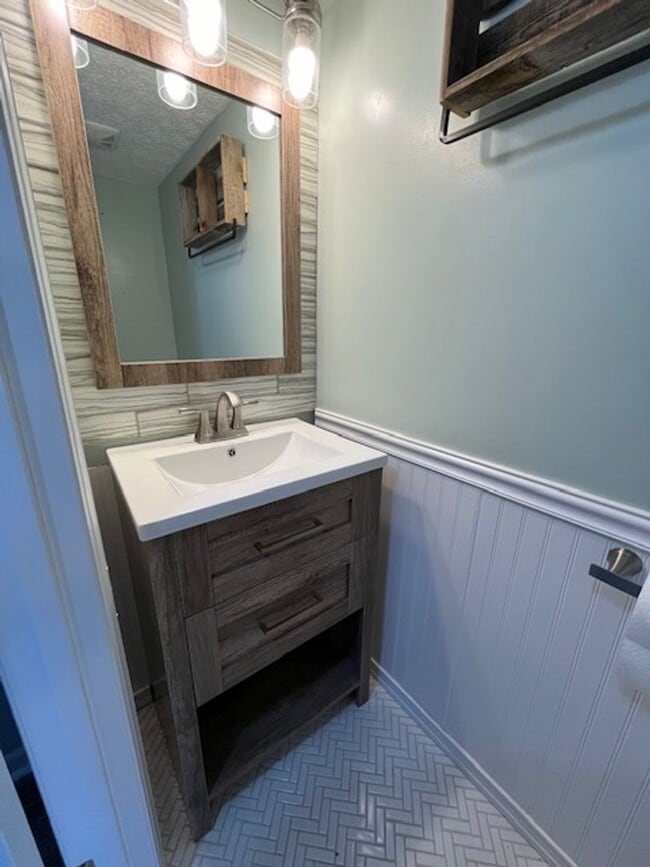 Building Photo - Beautifully remodeled 3 bedroom, 2.5 bath, 2 car garage