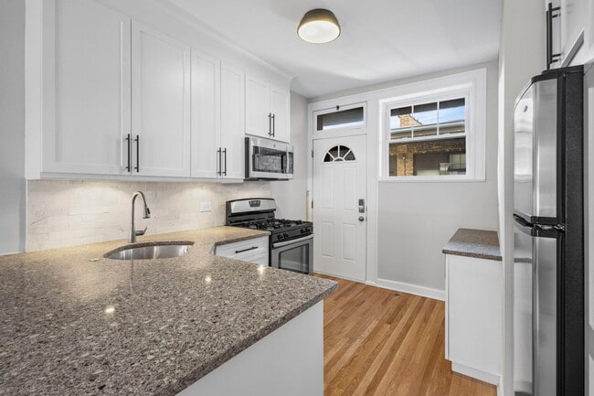 Building Photo - 537 W Brompton Ave