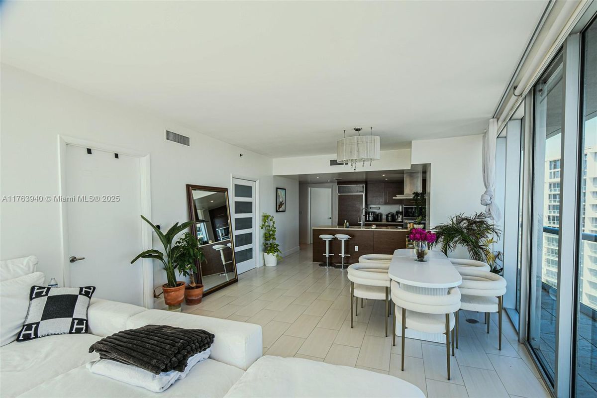 Building Photo - 495 Brickell Ave
