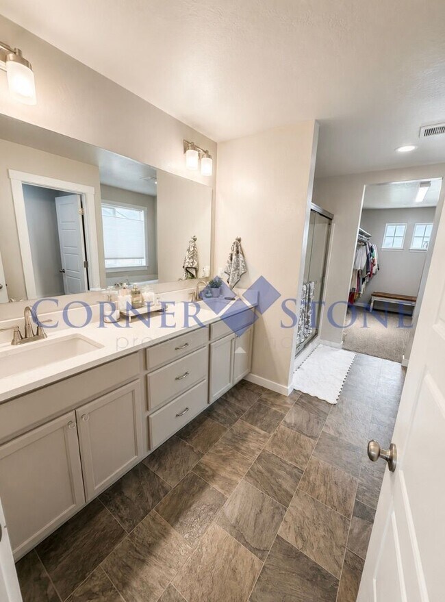 Building Photo - Spacious Family Home with 3-Car Garage & Fully Fenced Backyard in Nampa
