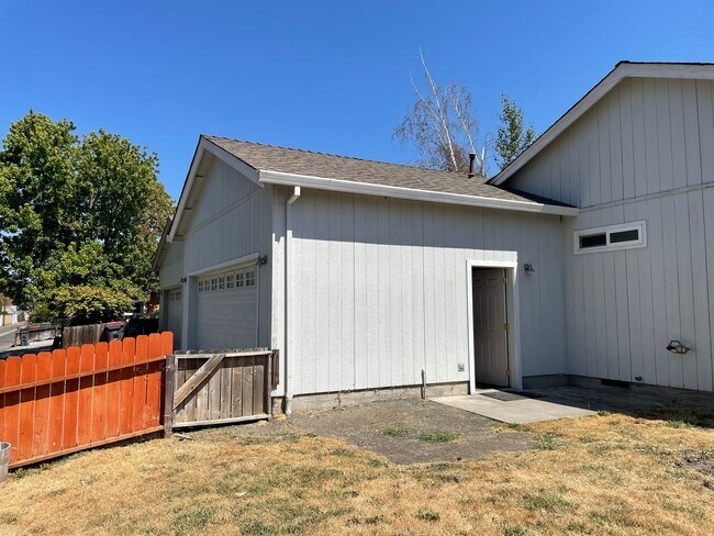 Building Photo - 830 Isherwood Dr