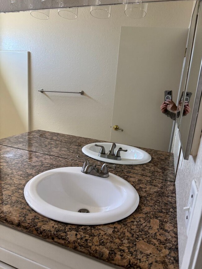 Building Photo - Apple Valley- Four Plex- 2 Bedrooms, 2 Bat...