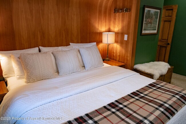 Building Photo - 700 S Monarch St