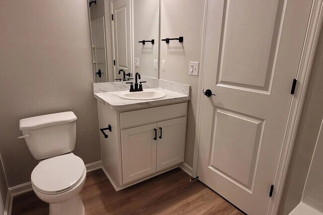 Building Photo - 1201 Ayla Ave