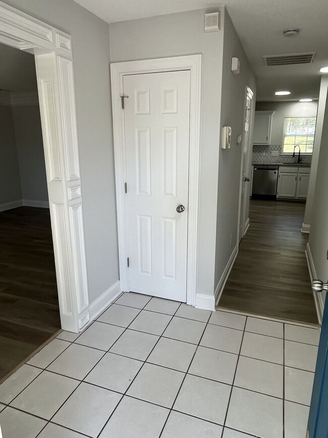 Building Photo - Updated 4 Bed Home in North Charlotte