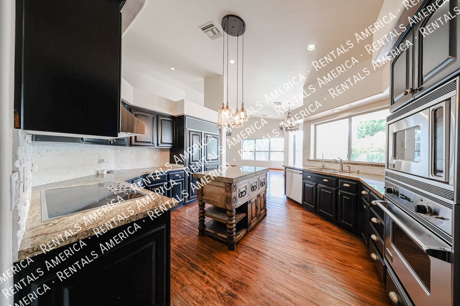 Building Photo - 3525 E Equestrian Trail