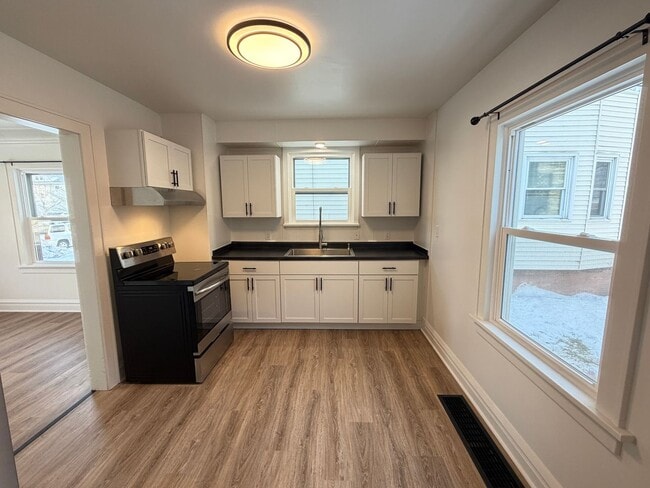 Building Photo - Remodeled 2 Bedroom - AVAILABLE 08/07/2026