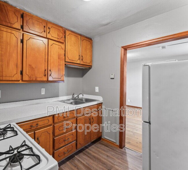 Building Photo - 533 Brown Ave