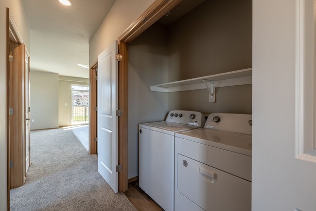 Building Photo - 3 Bedroom 2 Bath Apartment Pet Friendly!