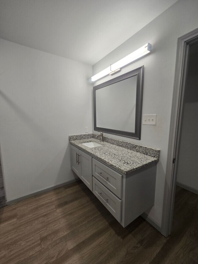 Building Photo - Spacious 4/3/2 Home with Modern Finishes and Great Location