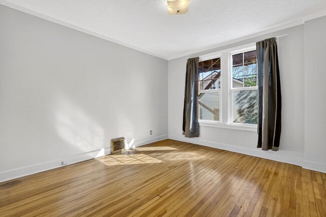 Building Photo - 713 SE 27th Ave