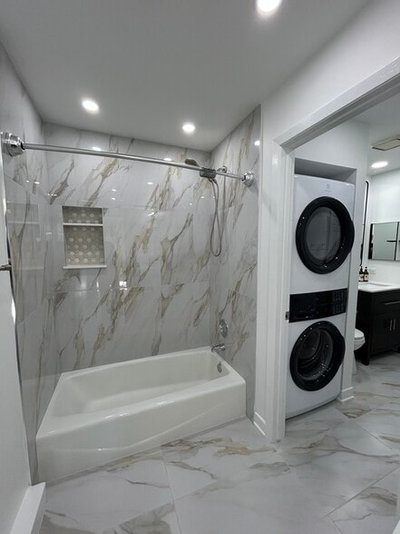 Shower/tub, In-Unit Washer/Dryer - 18 Echo Ct