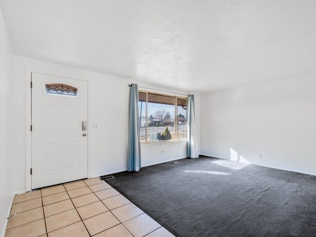 Building Photo - Beautiful home for rent!