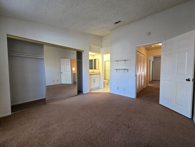 Building Photo - An Amazing Henderson 3 Bedroom Townhome!!