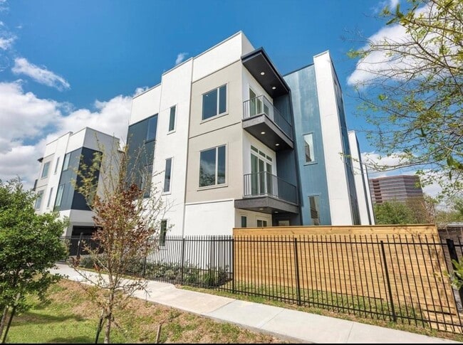 Building Photo - 5910 Val Verde St