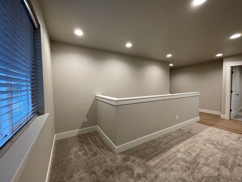 Building Photo - 412 W 1st St