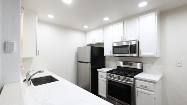 Building Photo - Very Nice 2 Bedroom and 2 Bathroom Apartment $2,450 + $125.00 WSG