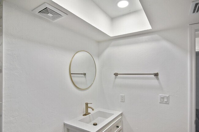 Building Photo - 1202 E 7th St