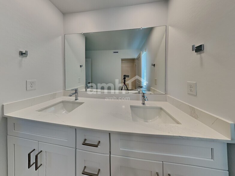 Building Photo - 18450 W El Cortez Pl