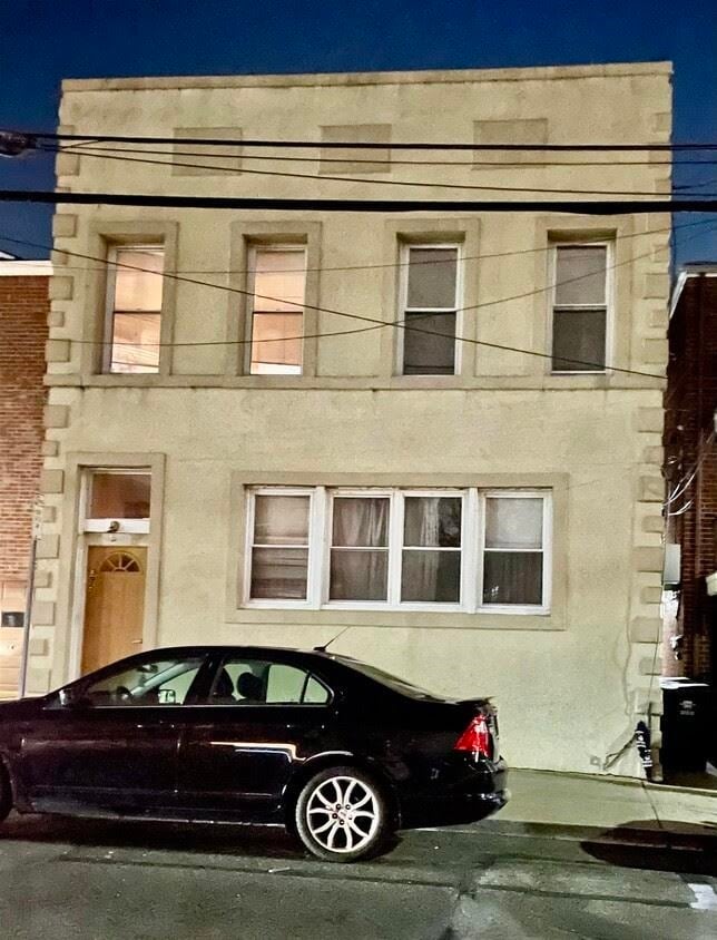 Building Photo - 395 Walker St