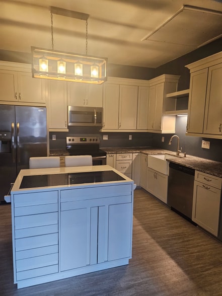 Building Photo - 325 W Main St