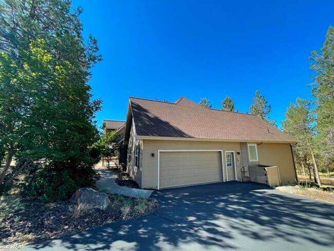 Building Photo - Large home in the Running Y