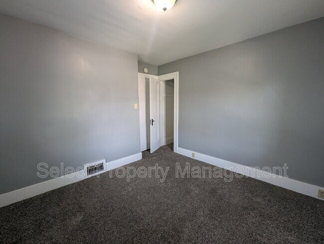 Building Photo - 822 Nuttman Ave