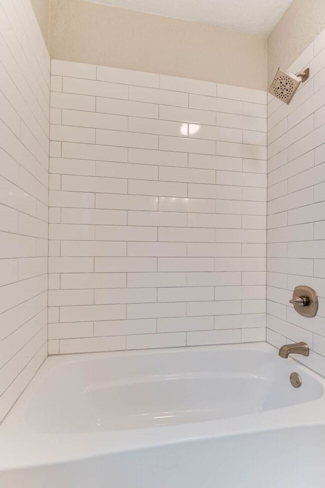 Building Photo - Beautifully Updated 4 BR/2 BA Upper-Level Duplex in Minneapolis with 2-Car Garage!