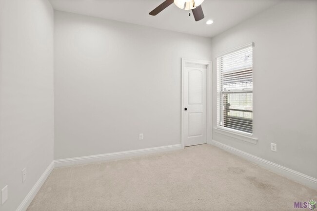 Building Photo - 471 Lake Breeze Dr
