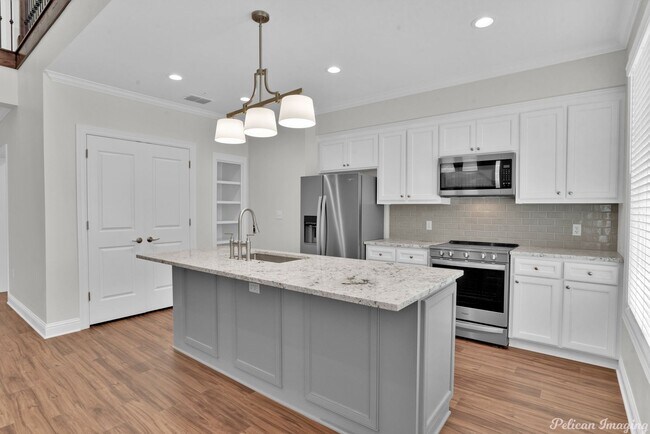 Building Photo - Luxury, Convenience & Fun All in One! Noth...