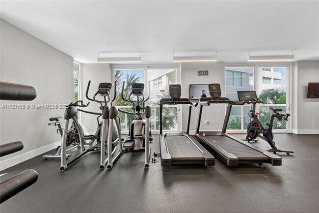 Building Photo - 9821 E Bay Harbor Dr