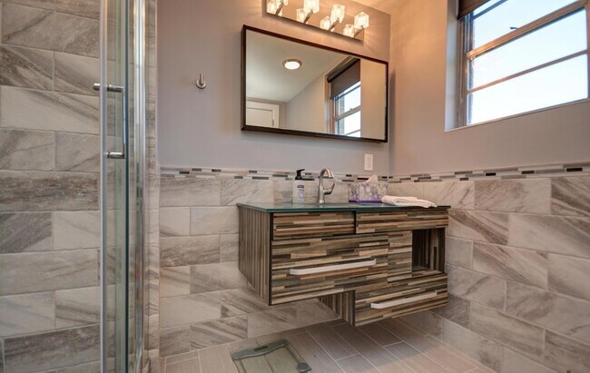 Building Photo - 1620 E Broad St