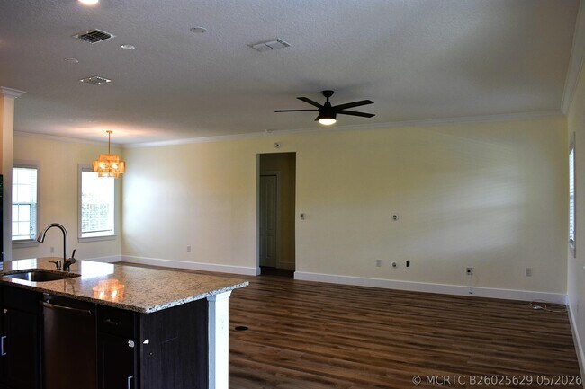 Building Photo - 1217 SW Marmore Ave