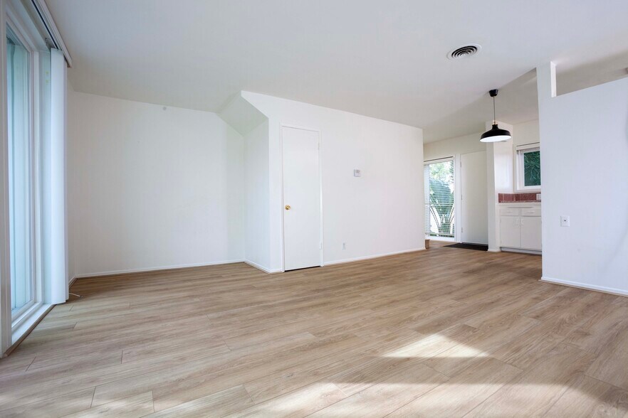 Open, light and airy living area - 478 Seaward Rd