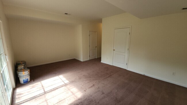 Building Photo - Spacious, Large, Luxury 3 Bedroom End - Unit Townhouse in Hockessin, Delaware