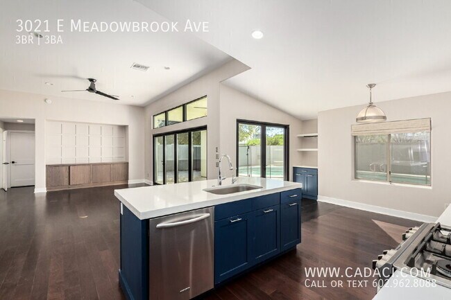 Building Photo - 3021 E Meadowbrook Ave