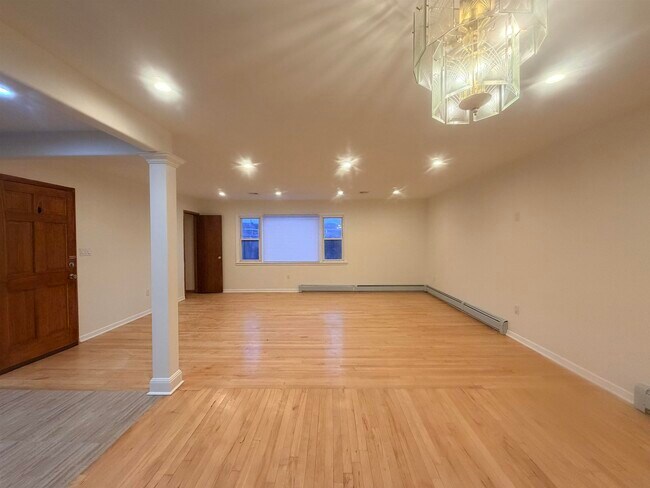 Building Photo - 33 E 51st St