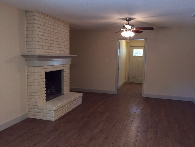 Building Photo - Move in Ready 3/2 Home in Frisco!
