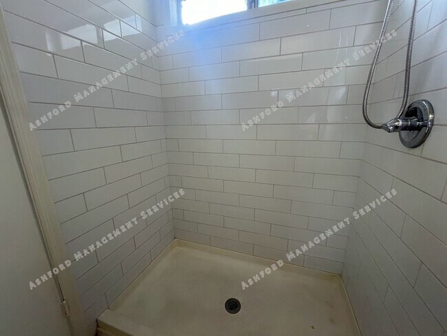 Building Photo - 3 BEDROOM 2 BATHROOM IN PHOENIX WITH TONS ...