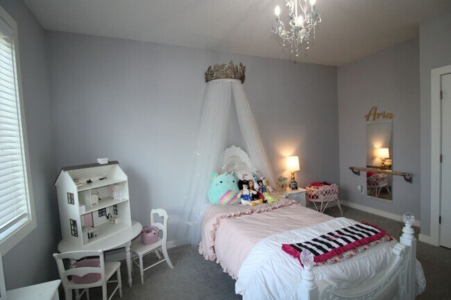 Building Photo - BEAUTIFUL 4+ BR, 2.5 BA - SPECIAL $500 OFF for December Move In!