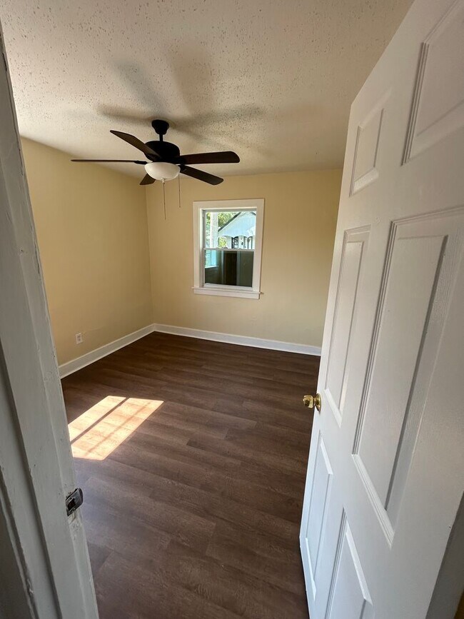 Building Photo - 225 College Park Cir