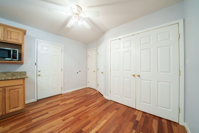 Building Photo - Central Austin charming 3 BR / 1 BA - Next...