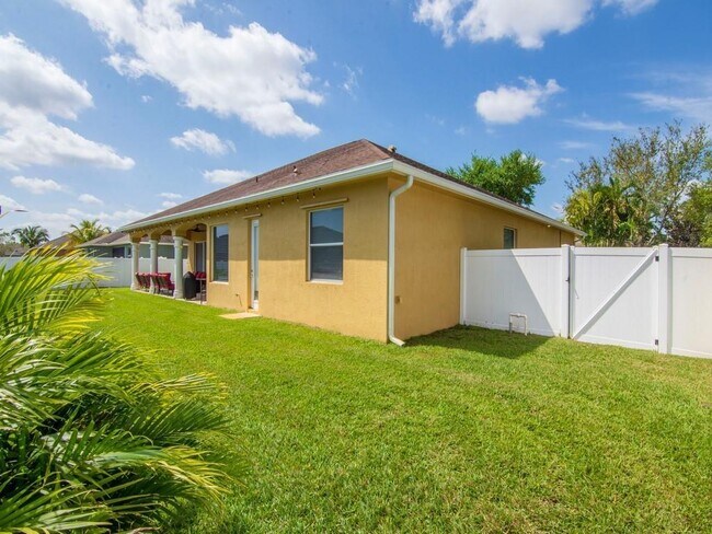 Building Photo - 6420 Parklane Ct