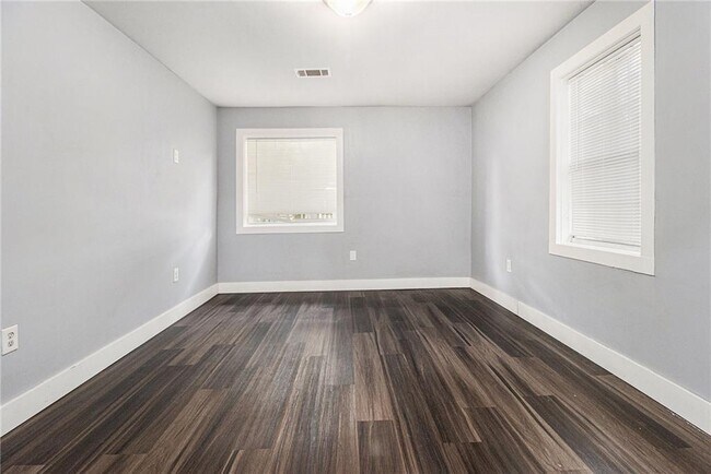 Building Photo - 814 Humphries St SW