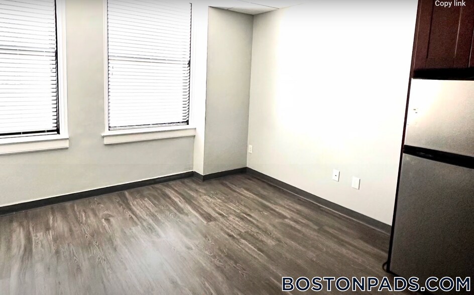 Building Photo - 507 Main St