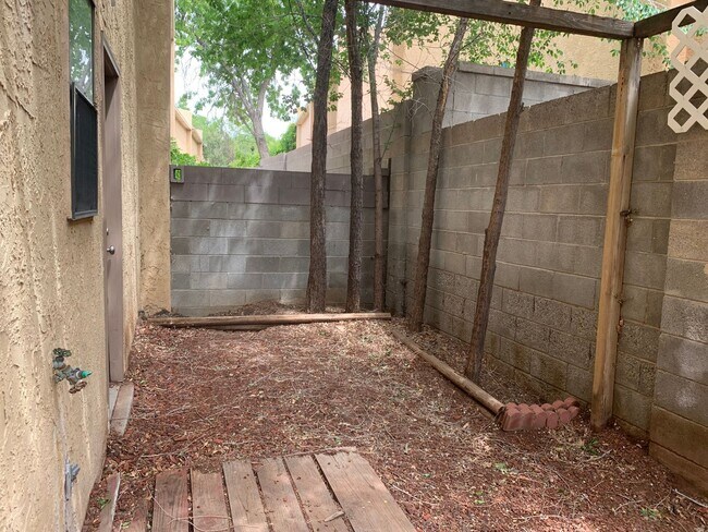 Building Photo - Townhome Style 2bed/1.5 bath