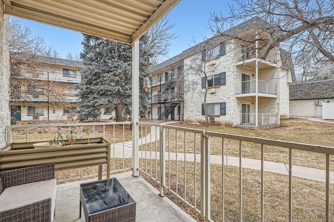 Building Photo - Modern Comfort Meets City Convenience in D...