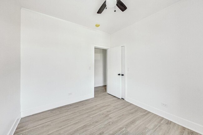 Building Photo - 7733 N Hermitage Ave